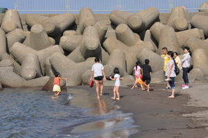 直江津海岸の水遊び