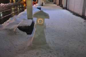 夜の雪灯籠　２