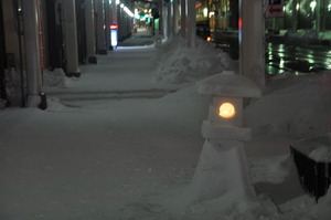 夜の雪灯籠　４