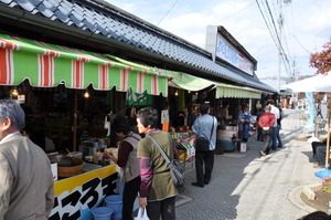 門前のみやげ物店