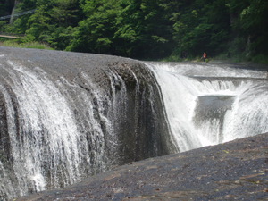 吹き割りの滝