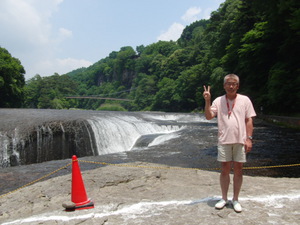 吹き割りの滝