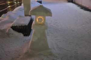 夜の雪灯籠　３