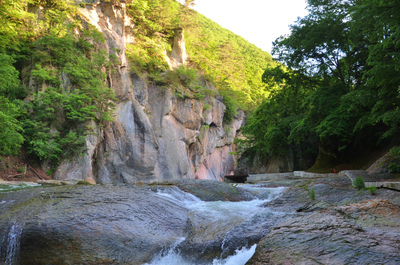 吹き割の滝