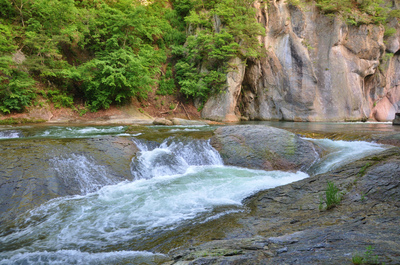 吹き割の滝